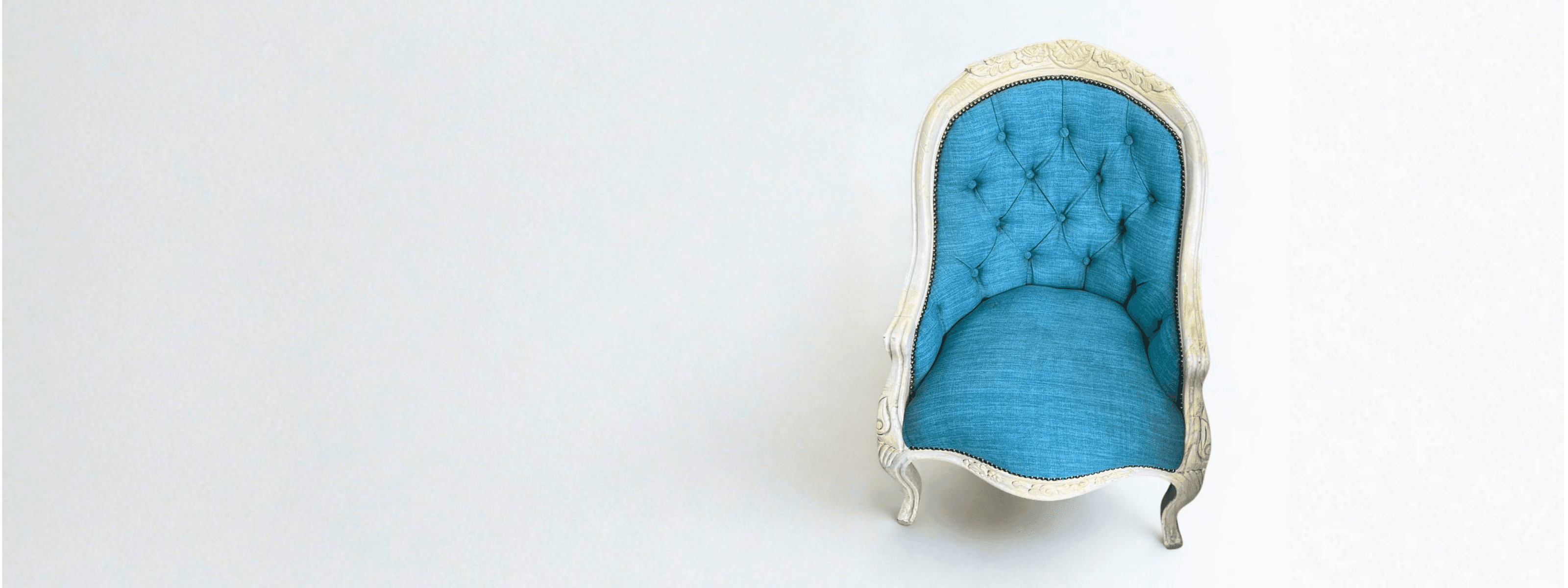 Sillón bergère tapizado en lino azul, restaurado por Carval Muebles